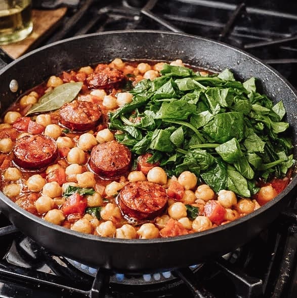 Garbanzos con Chorizo Y Espinacas